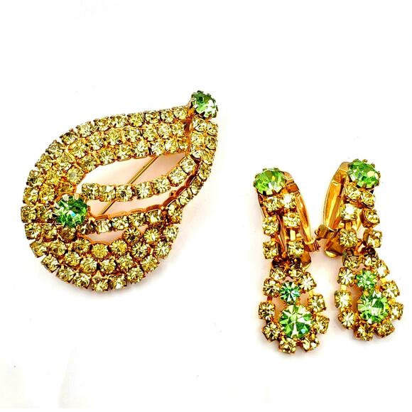 Citrine Green Rhinestone Brooch Clip Earrings Teardrop Pin Vintage 60s Gold Tone - Picture 2 of 8